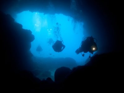 Cave divers diving into the Santa Maria Caves © ifish/iStock